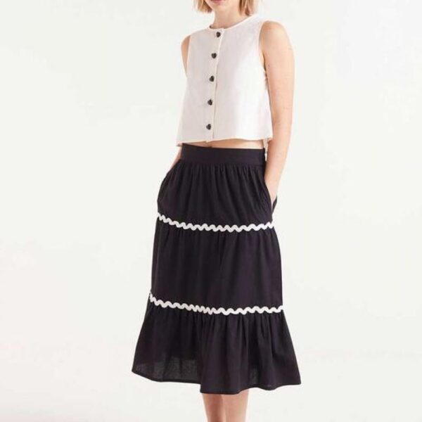 Top court blanc boutons coeurs noirs