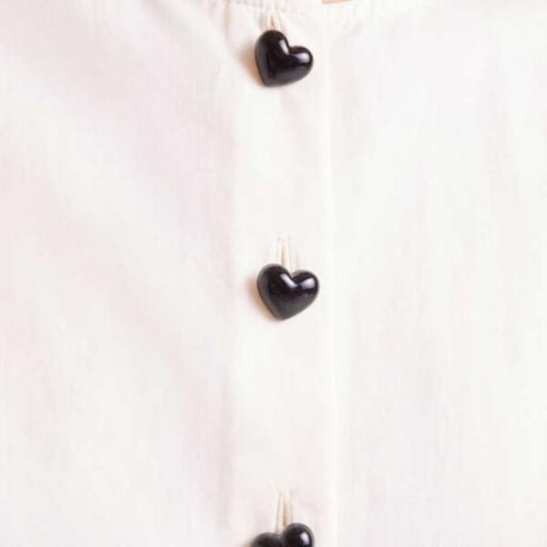 Top court blanc boutons coeurs noirs – Image 3