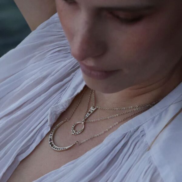 Collier demi-lune "Citlālicue Strass Smoky Gold – Image 2