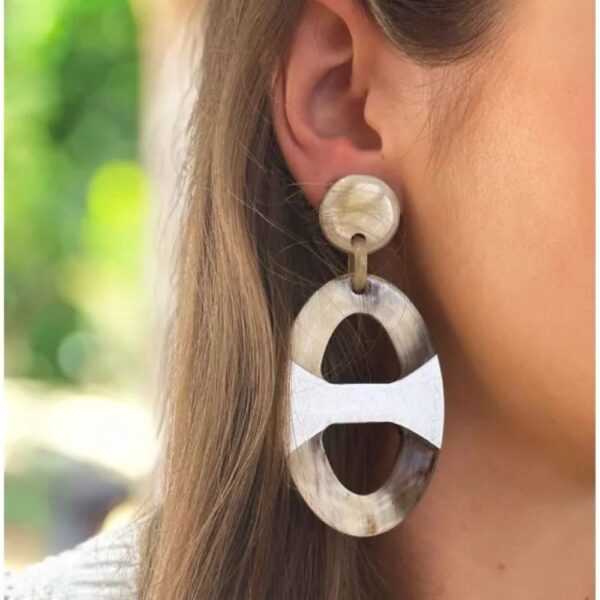Boucles d'oreilles ovales en corne - Feuilles d'argent – Image 2