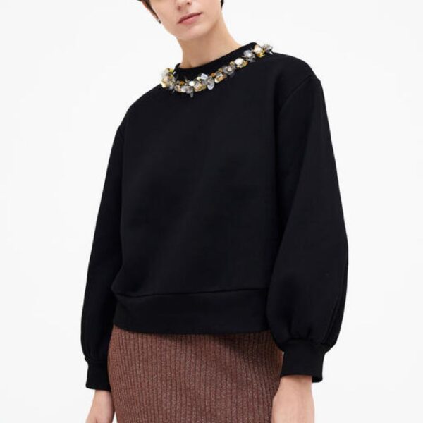 Sweat-shirt noir col rond avec détails bijoux