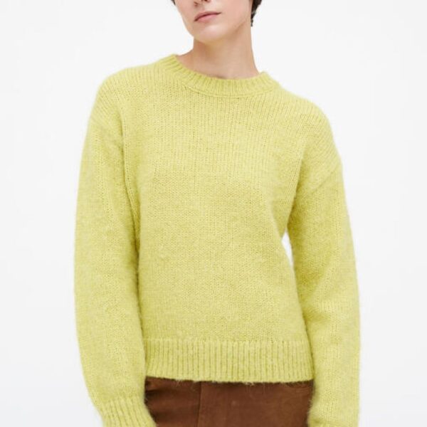 Pull en maille douce de couleur jaune