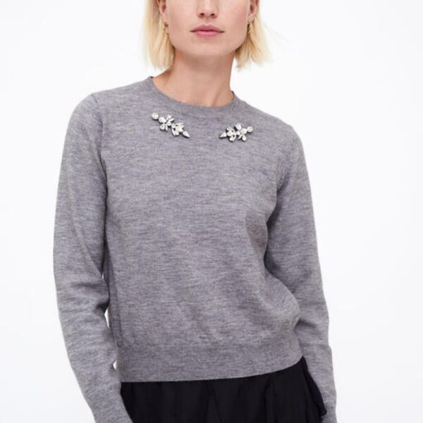 Pull en maille gris avec bijou