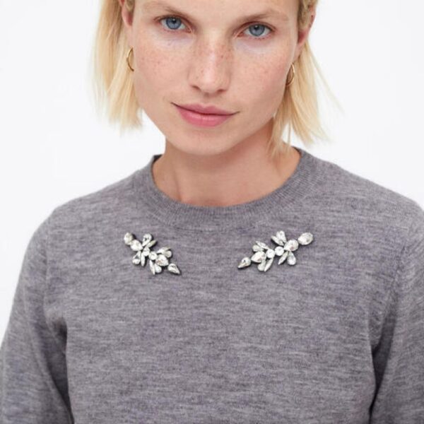 Pull en maille gris avec bijou – Image 2