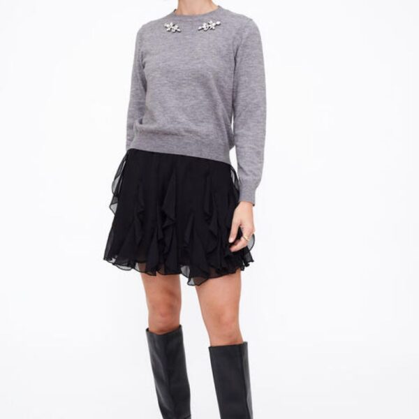 Pull en maille gris avec bijou – Image 3