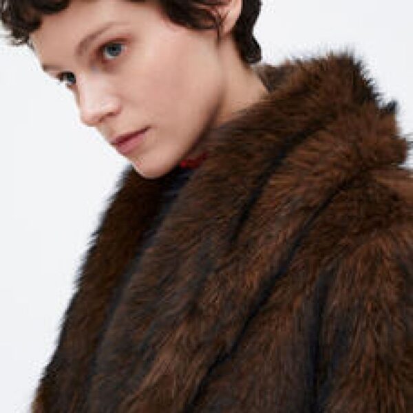 Manteau court effet fourrure couleur marron – Image 3