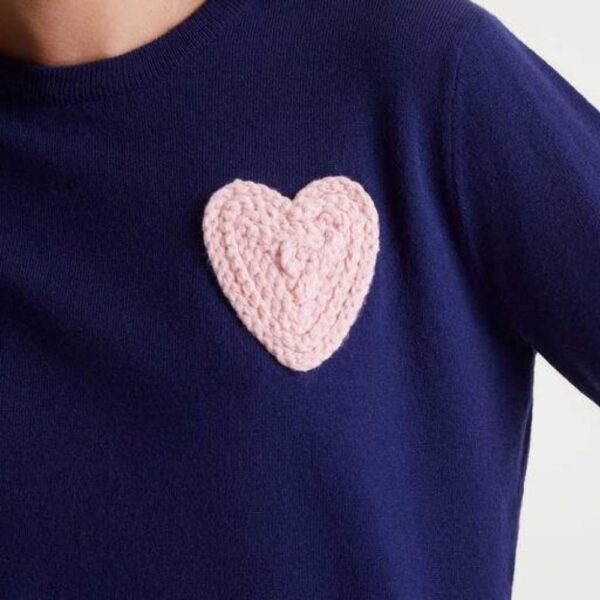 Pull en maille bleu marine avec imprimé cœur – Image 3