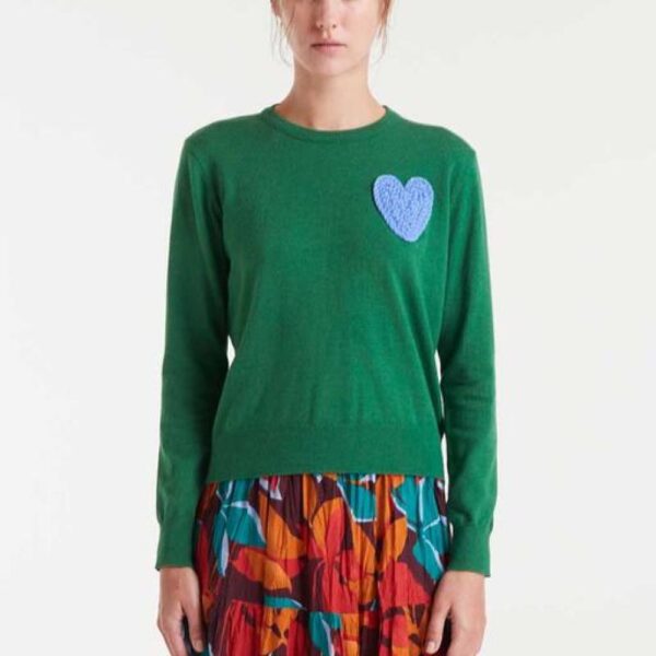 Pull vert avec imprimé cœur bleu brodé