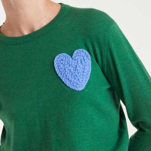 Pull vert avec imprimé cœur bleu brodé – Image 2