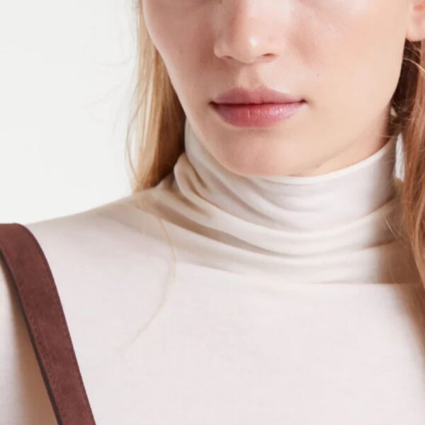 T-shirt blanc. Col montant et manches longues