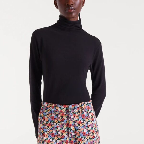 T-shirt noir. Col montant et manches longues