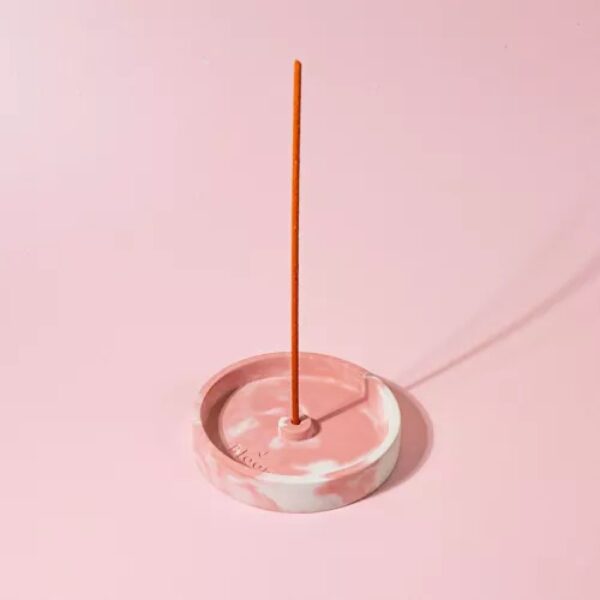Porte encens artisanal et Made in France en béton rose